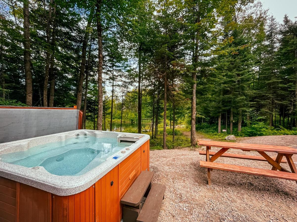 Les Chalets Tourisma - Chalet Dans Les Bois Avec Lac Prive - Le Colibri Saint-Raymond Екстер'єр фото
